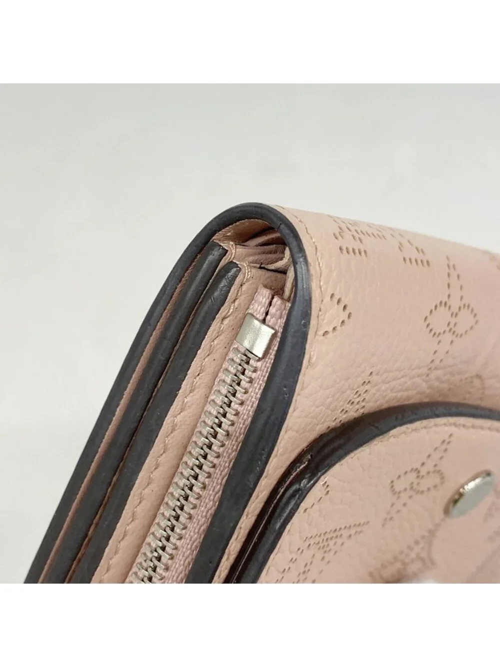 Louis Vuitton Wallet Mahina Portefeuille Iris Magnolia